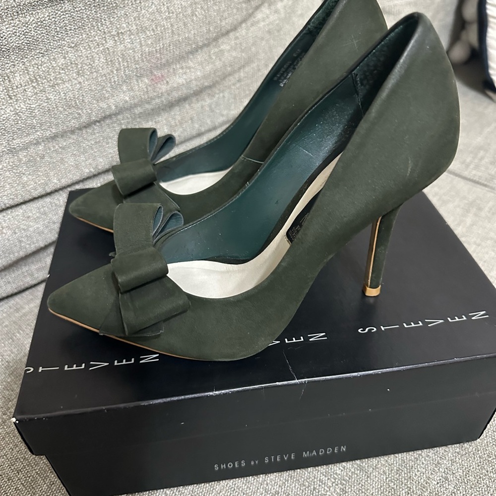 Olive Steve Madden heels with bows - Picture 2 of 9